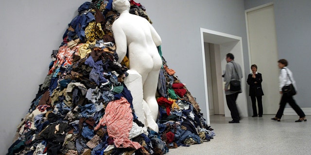 Los vándalos incendiaron y destruyeron las obras de arte originales de uno de los artistas italianos vivos más famosos en Nápoles. 4 Serie "Venus de harapos" Esculturas de Miguel Ángel Pistoletto