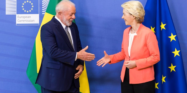 Líderes de la Unión Europea y América Latina realizan su primera cumbre en 8 años, con la esperanza de reactivar relaciones 4 La presidenta de la Comisión Europea, Ursula von der Leyen, y el presidente de Brasil