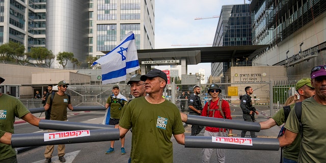 منظر الشارع لجنود الاحتياط العسكريين الإسرائيليين