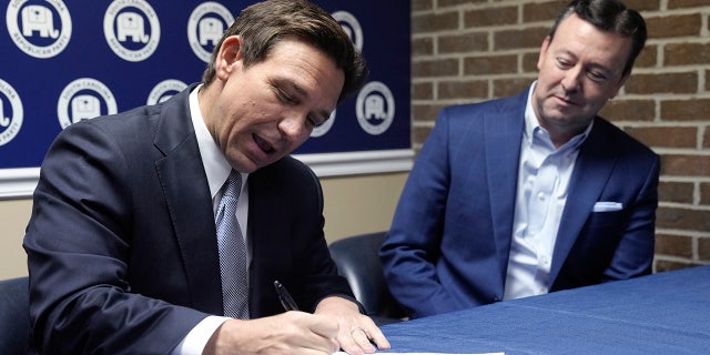 DeSantis unterschreibt die Unterlagen für die Grundschule in South Carolina