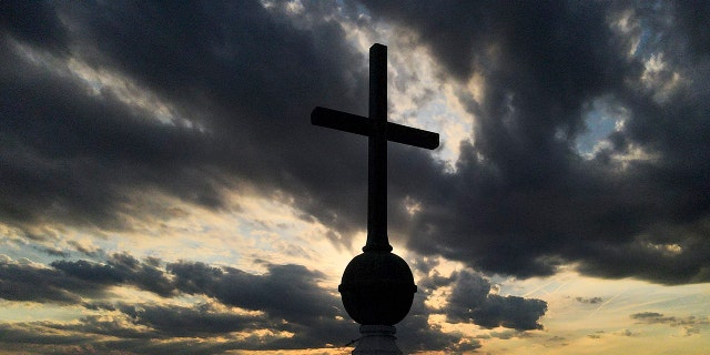 Auf dem Kirchturm ist ein Kreuz zu sehen
