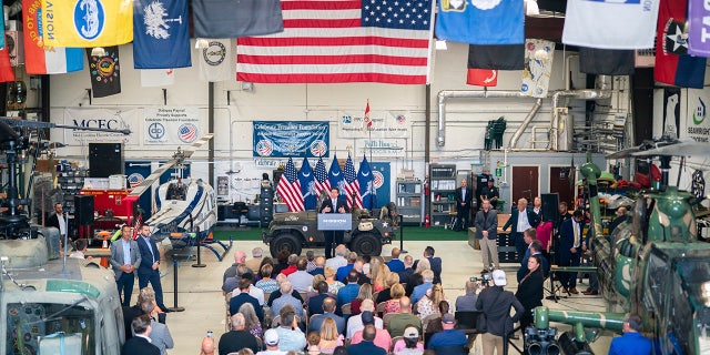 DeSantis im Hangar der Celebrate Freedom Foundation