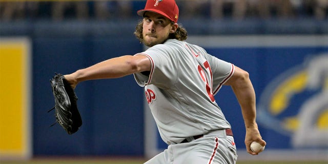 Aaron Nola lancia il lancio