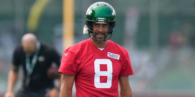 Aaron Rodgers practices at the Jets facility