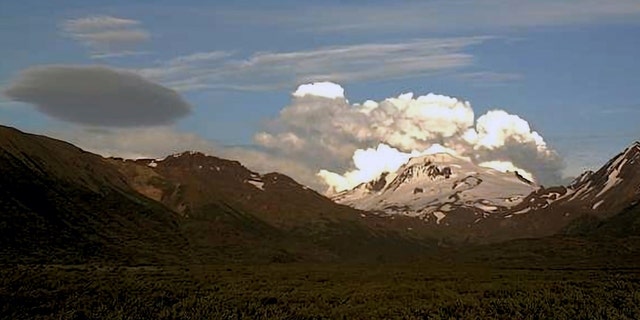 Eine Aschewolke am Shishaldin-Vulkan in Alaska