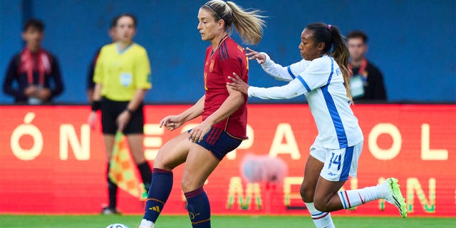 Alexia Putellas chases the ball