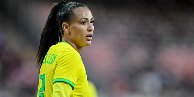 Kathellen guarda in campo