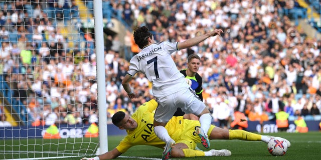 Fraser Forster salva il tiro di Brenden Aaronsons