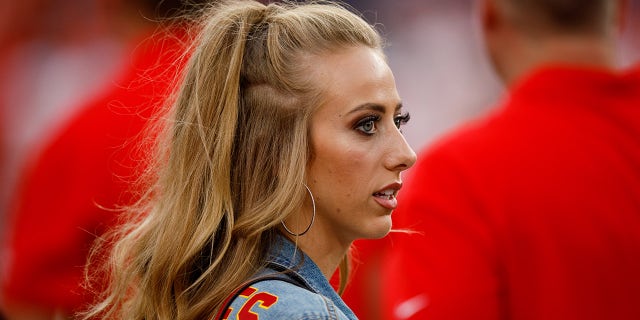 Brittany Mahomes guarda in campo