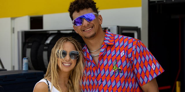 Patrick Mahomes and Brittany Mahomes pose for picture