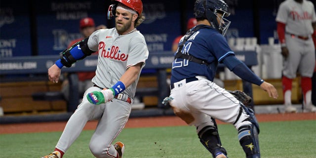 Bryce Harper batte il tiro a casa base