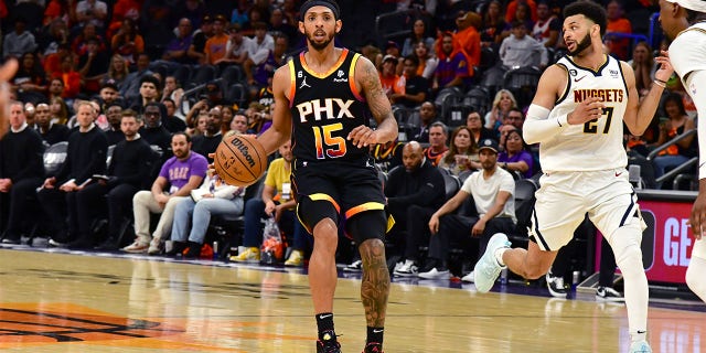 Cam Payne dribbles ball
