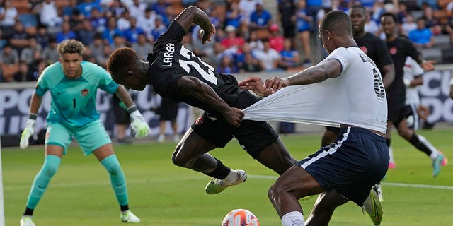 Richie Laryea grabs Eduardo Hernández's jersey