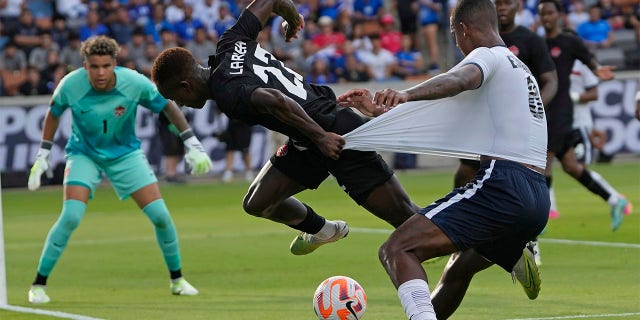 Richie Laryea afferra la maglia di Eduardo Hernández