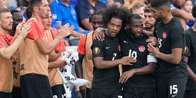 Jayden Nelson festeggia con Junior Hoilett