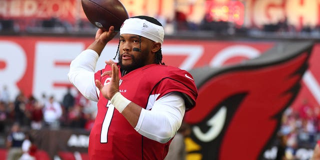 Quarterback Kyler Murray warms up 