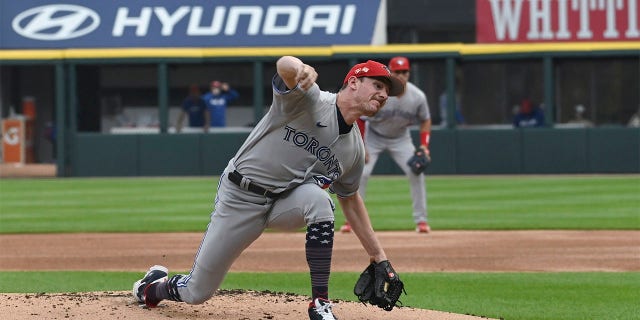 Chris Bassitt throws pitch