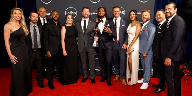 Damar Hamlin and Bills training staff take red carpet photo