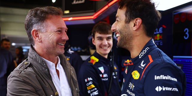 Daniel Ricciardo speaks with Christian Horner