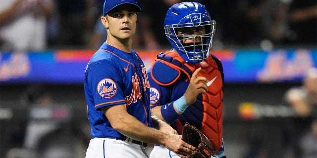 David Robertson walks with Fransisco Álvarez