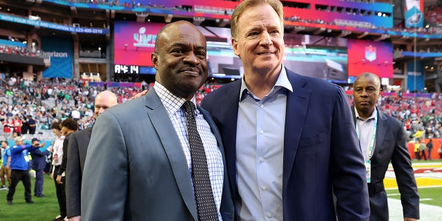 DeMaurice Smith e Roger Goodell posano per una foto