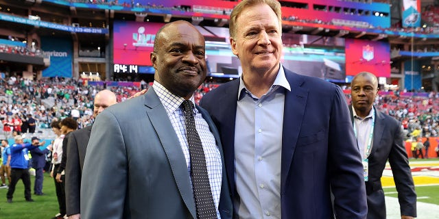 DeMaurice Smith and Roger Goodell pose for picture