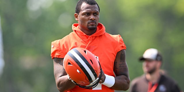 Deshaun Watson takes off helmet