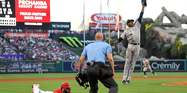 Michael Stefanic scores on wild pitch