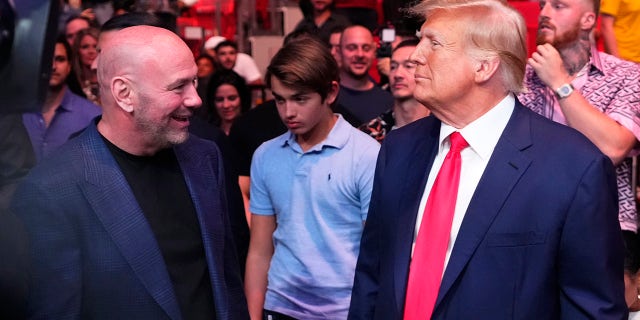 Дональд Трамп получает аплодисменты на турнире UFC 290 во время выступления с Даной Уайт. 1 Дональд Трамп и Дана Уайт смотрят на