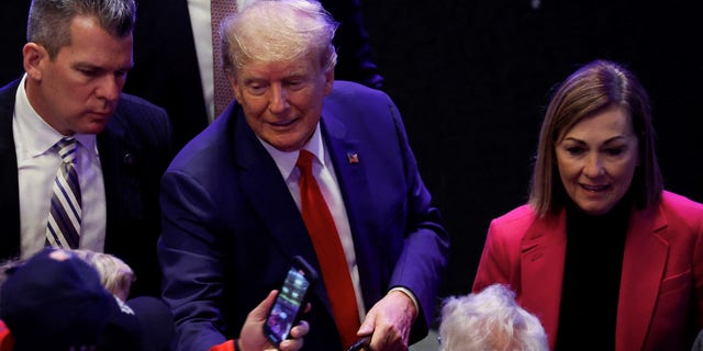 Der frühere Präsident Donald kritisiert die republikanische Gouverneurin von Iowa, Kim Reynolds, dafür, dass sie sich im Präsidentschaftswahlkampf 2024 neutral verhält