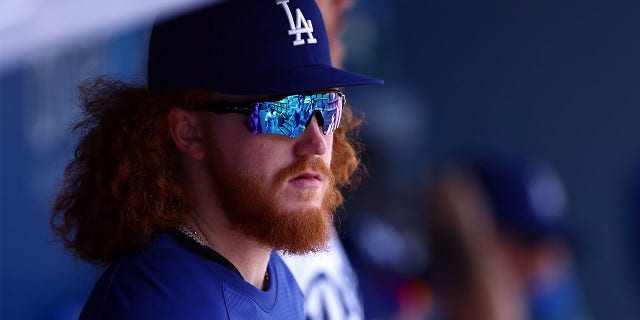 Dustin May osserva