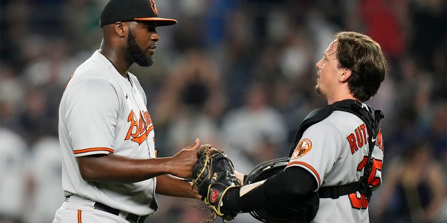Felix Bautista festeggia con Adley Rutschman