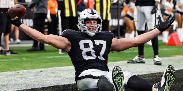 Foster Moreau celebra el touchdown