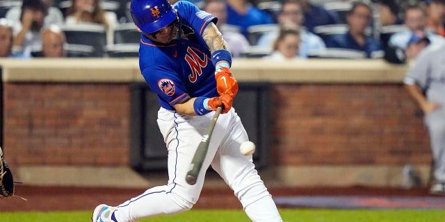 Fransisco Álvarez hits home run