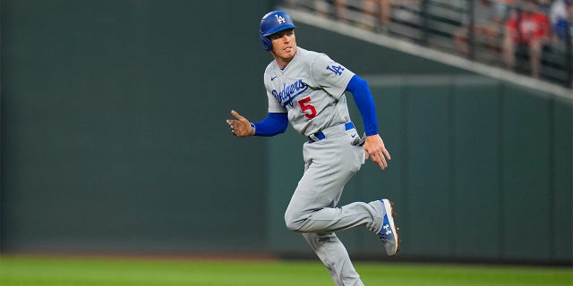 Freddie Freeman runs to second base