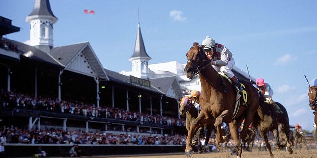 Funny Cide wins the 2003 Kentucky Derby