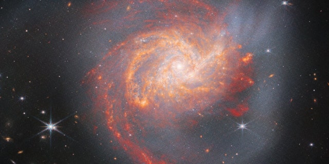 Die Galaxie NGC 3256, aufgenommen vom James Webb Space Telescope