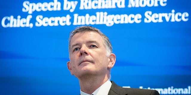 El jefe del MI6, Richard Moore, dando un discurso en Londres en 2021