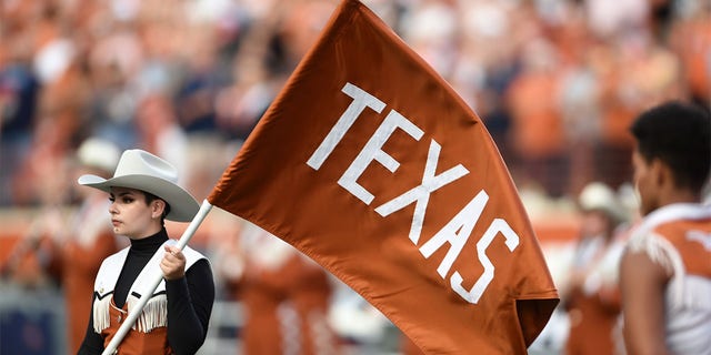 Un membro della band del Texas porta la bandiera dei Longhorns