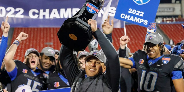 Andy Avalos holds up the Frisco Bowl trophy
