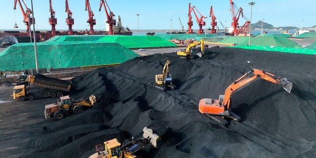 Funcionario climático de la UE expresa su preocupación por la expansión de la industria del carbón en China 4 El carbón está siendo transportado