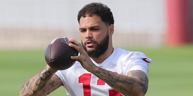 Mike Evans goes through a drill at minicamp