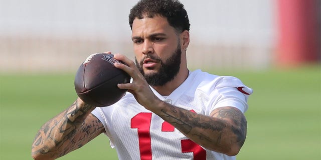 Mike Evans goes through a drill at minicamp