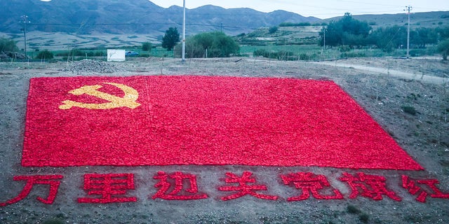 Die Flagge der Kommunistischen Partei Chinas, gebaut aus 10.200 Steinen