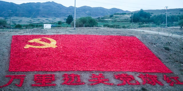 Die Flagge der Kommunistischen Partei Chinas, gebaut aus 10.200 Steinen