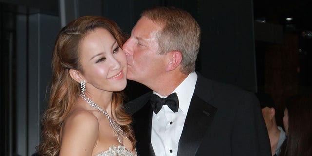 Coco Lee receives a kiss from husband Bruce Rockowitz