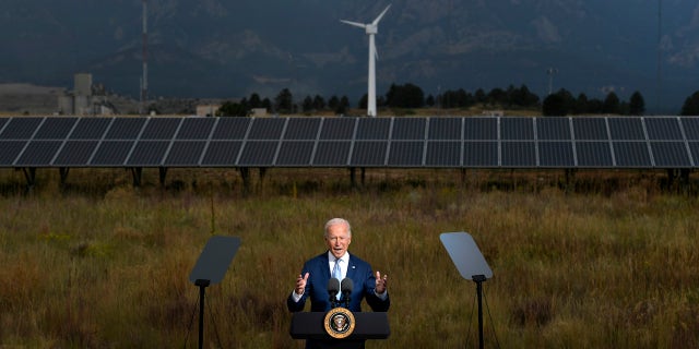 ARVADA, CO – 14. SEPTEMBER: Präsident Joe Biden äußert sich während einer Pressekonferenz auf dem Gelände des National Renewable Energy Laboratory (NREL) am 14. September 2021 in Arvada, Colorado. Biden war in Colorado, um NREL zu besuchen und eine Rede zu halten, in der er betonte, wie die Investitionen in sein überparteiliches Infrastrukturabkommen und seine „Build Back Better Agenda“ dazu beitragen werden, die Klimakrise zu bewältigen, unsere Infrastruktur zu modernisieren und die Widerstandsfähigkeit unseres Landes zu stärken und gleichzeitig gut bezahlte Arbeitsplätze, Gewerkschaftsarbeitsplätze usw. zu schaffen Förderung der Umweltgerechtigkeit. (Foto von Helen H. Richardson/The Denver Post)
