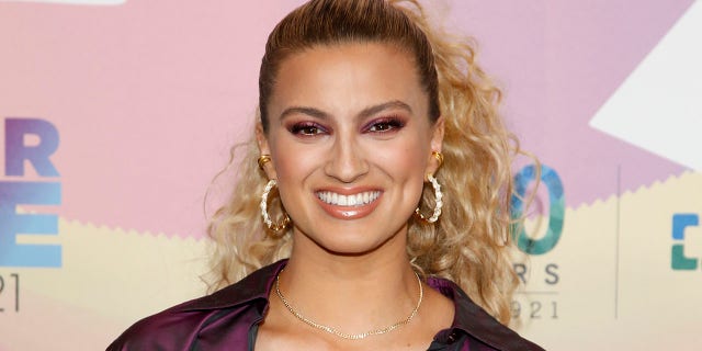 Tori Kelly red carpet