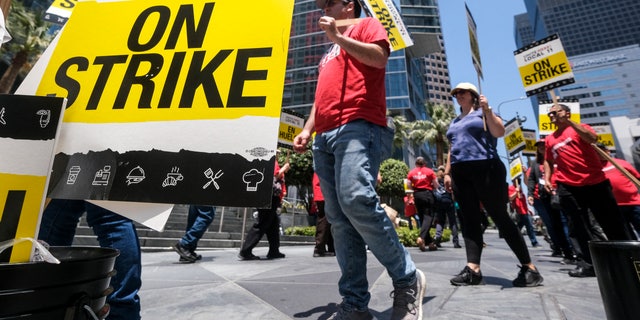 عمال الفندق المضربون يسيرون في خط الاعتصام خارج فندق إنتركونتيننتال في لوس أنجلوس ، كاليفورنيا ، في 2 يوليو 2023.