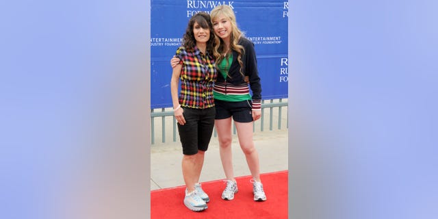 Jennette McCurdy with her mom, Debbie